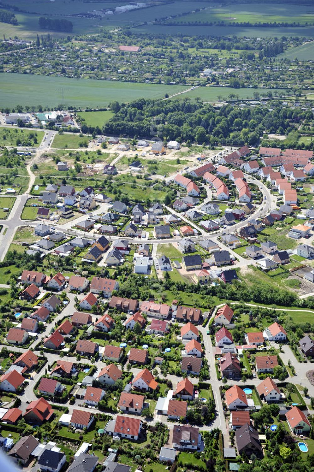 Magdeburg from the bird's eye view: Blick auf das Einfamilien- Wohnneubaugebiet Am Birnengarten in Magdeburg-Ottersleben, mit Planfläche, auf der weitere Einfamilienhäuser entstehen. Kontakt: MAWOG Grundstücks GmbH, Am Birnengarten 19 c, 39116 Magdeburg, Tel. +49 (0)391 611653-0, Fax +49 (0)391 611653-26, email: Info@am-birnengarten.de