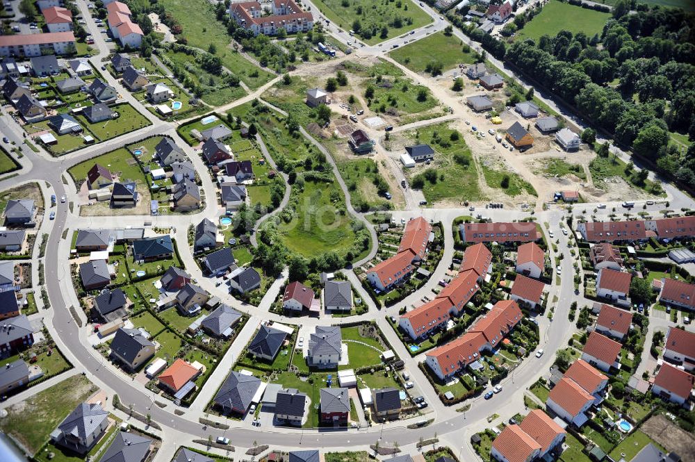 Magdeburg from the bird's eye view: Blick auf das Einfamilien- Wohnneubaugebiet Am Birnengarten in Magdeburg-Ottersleben, mit Planfläche, auf der weitere Einfamilienhäuser entstehen. Kontakt: MAWOG Grundstücks GmbH, Am Birnengarten 19 c, 39116 Magdeburg, Tel. +49 (0)391 611653-0, Fax +49 (0)391 611653-26, email: Info@am-birnengarten.de