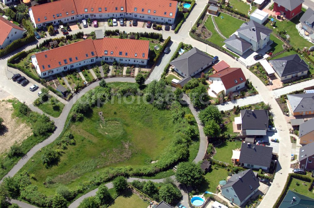 Aerial image Magdeburg - Blick auf das Einfamilien- Wohnneubaugebiet Am Birnengarten in Magdeburg-Ottersleben, mit Planfläche, auf der weitere Einfamilienhäuser entstehen. Kontakt: MAWOG Grundstücks GmbH, Am Birnengarten 19 c, 39116 Magdeburg, Tel. +49 (0)391 611653-0, Fax +49 (0)391 611653-26, email: Info@am-birnengarten.de