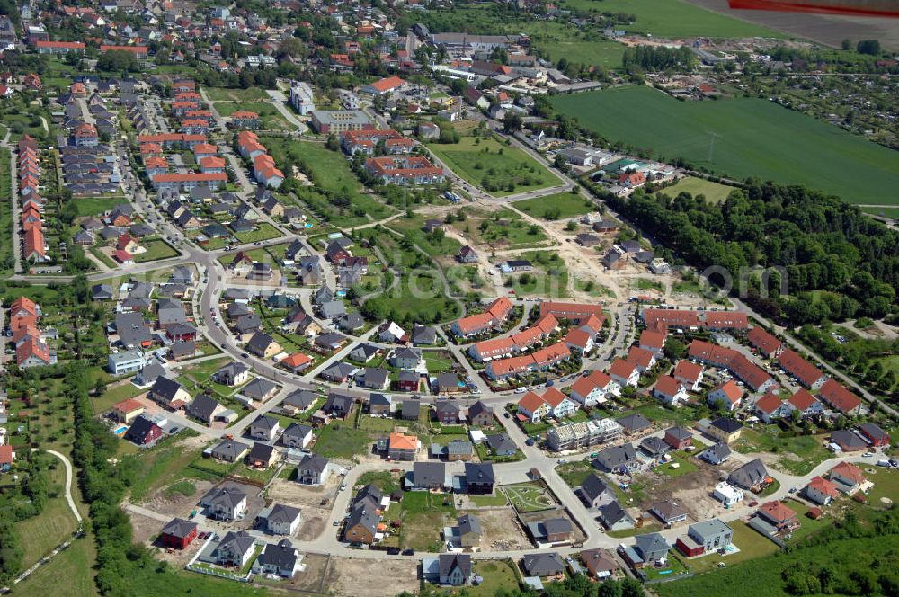 Aerial photograph Magdeburg - Blick auf das Einfamilien- Wohnneubaugebiet Am Birnengarten in Magdeburg-Ottersleben, mit Planfläche, auf der weitere Einfamilienhäuser entstehen. Kontakt: MAWOG Grundstücks GmbH, Am Birnengarten 19 c, 39116 Magdeburg, Tel. +49 (0)391 611653-0, Fax +49 (0)391 611653-26, email: Info@am-birnengarten.de