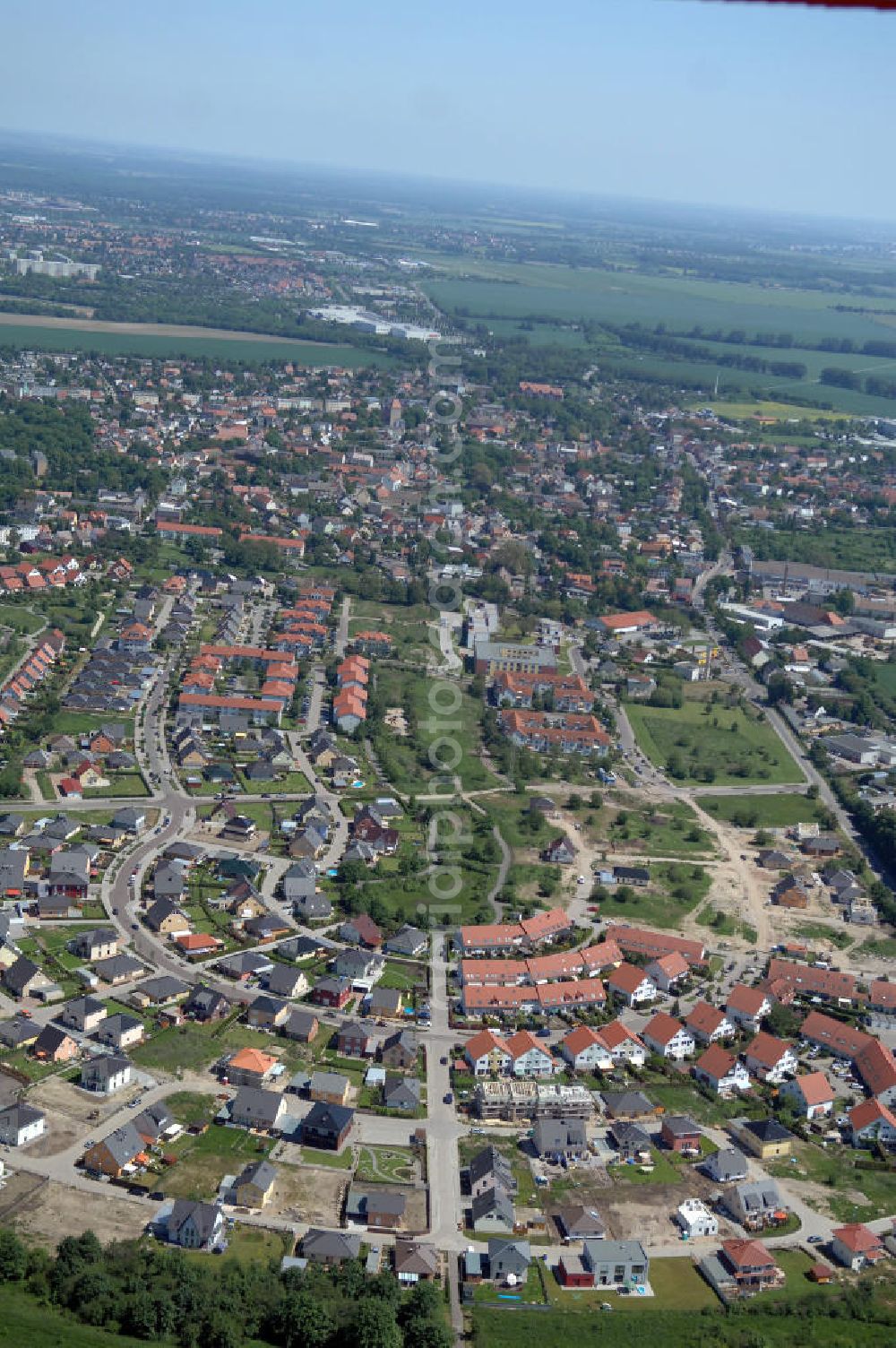 Magdeburg from above - Blick auf das Einfamilien- Wohnneubaugebiet Am Birnengarten in Magdeburg-Ottersleben, mit Planfläche, auf der weitere Einfamilienhäuser entstehen. Kontakt: MAWOG Grundstücks GmbH, Am Birnengarten 19 c, 39116 Magdeburg, Tel. +49 (0)391 611653-0, Fax +49 (0)391 611653-26, email: Info@am-birnengarten.de