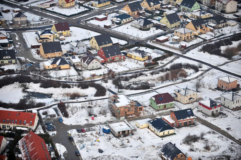 Magdeburg from the bird's eye view: Blick auf das winterlich verschneite Einfamilien- Wohnneubaugebiet Am Birnengarten in Magdeburg-Ottersleben, mit Erweiterungsflächen und verschiedenen Baustellen.