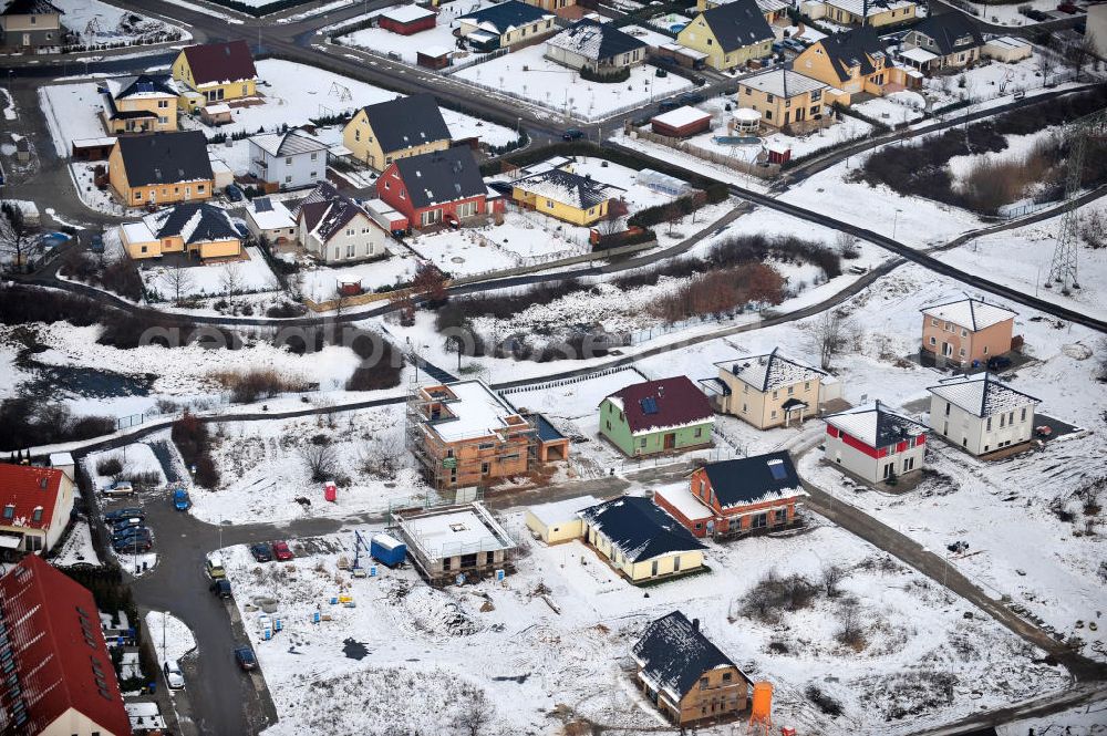 Aerial image Magdeburg - Blick auf das winterlich verschneite Einfamilien- Wohnneubaugebiet Am Birnengarten in Magdeburg-Ottersleben, mit Erweiterungsflächen und verschiedenen Baustellen.