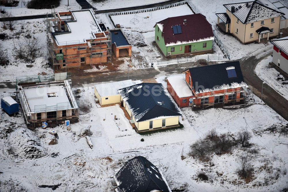 Aerial photograph Magdeburg - Blick auf das winterlich verschneite Einfamilien- Wohnneubaugebiet Am Birnengarten in Magdeburg-Ottersleben, mit Erweiterungsflächen und verschiedenen Baustellen.