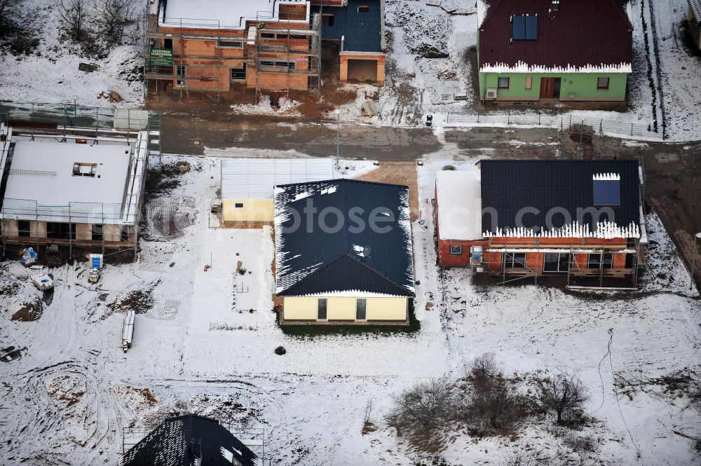 Magdeburg from above - Blick auf das winterlich verschneite Einfamilien- Wohnneubaugebiet Am Birnengarten in Magdeburg-Ottersleben, mit Erweiterungsflächen und verschiedenen Baustellen.