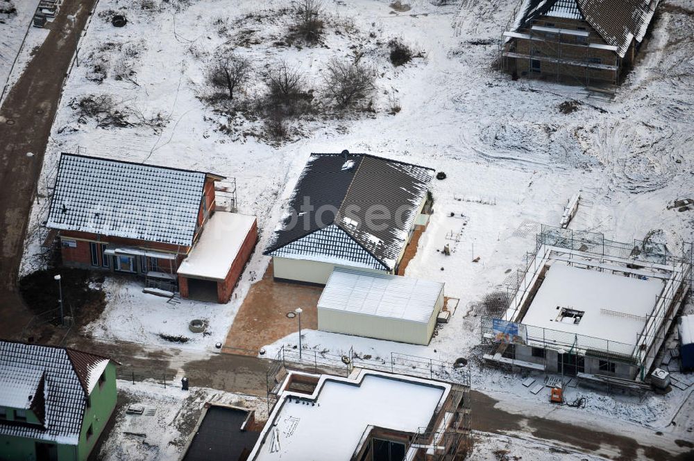 Aerial image Magdeburg - Blick auf das winterlich verschneite Einfamilien- Wohnneubaugebiet Am Birnengarten in Magdeburg-Ottersleben, mit Erweiterungsflächen und verschiedenen Baustellen.