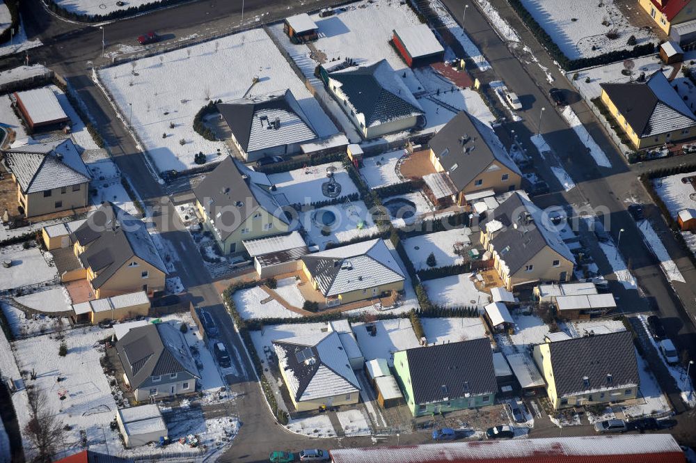 Magdeburg from above - Blick auf das winterlich verschneite Einfamilien- Wohnneubaugebiet Am Birnengarten in Magdeburg-Ottersleben, mit Erweiterungsflächen und verschiedenen Baustellen.