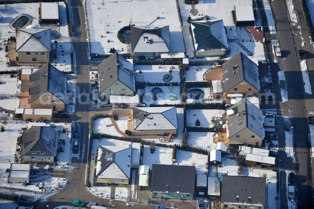 Magdeburg from the bird's eye view: Blick auf das winterlich verschneite Einfamilien- Wohnneubaugebiet Am Birnengarten in Magdeburg-Ottersleben, mit Erweiterungsflächen und verschiedenen Baustellen.