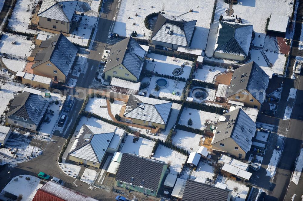 Aerial image Magdeburg - Blick auf das winterlich verschneite Einfamilien- Wohnneubaugebiet Am Birnengarten in Magdeburg-Ottersleben, mit Erweiterungsflächen und verschiedenen Baustellen.