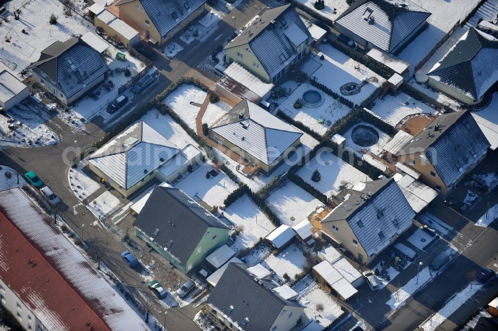 Aerial photograph Magdeburg - Blick auf das winterlich verschneite Einfamilien- Wohnneubaugebiet Am Birnengarten in Magdeburg-Ottersleben, mit Erweiterungsflächen und verschiedenen Baustellen.