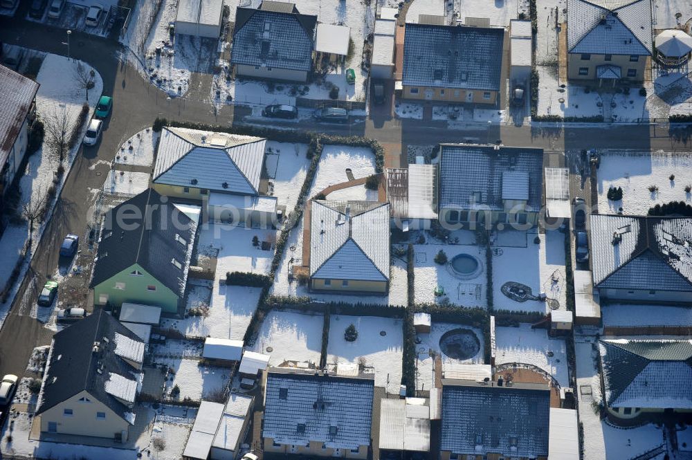 Magdeburg from above - Blick auf das winterlich verschneite Einfamilien- Wohnneubaugebiet Am Birnengarten in Magdeburg-Ottersleben, mit Erweiterungsflächen und verschiedenen Baustellen.