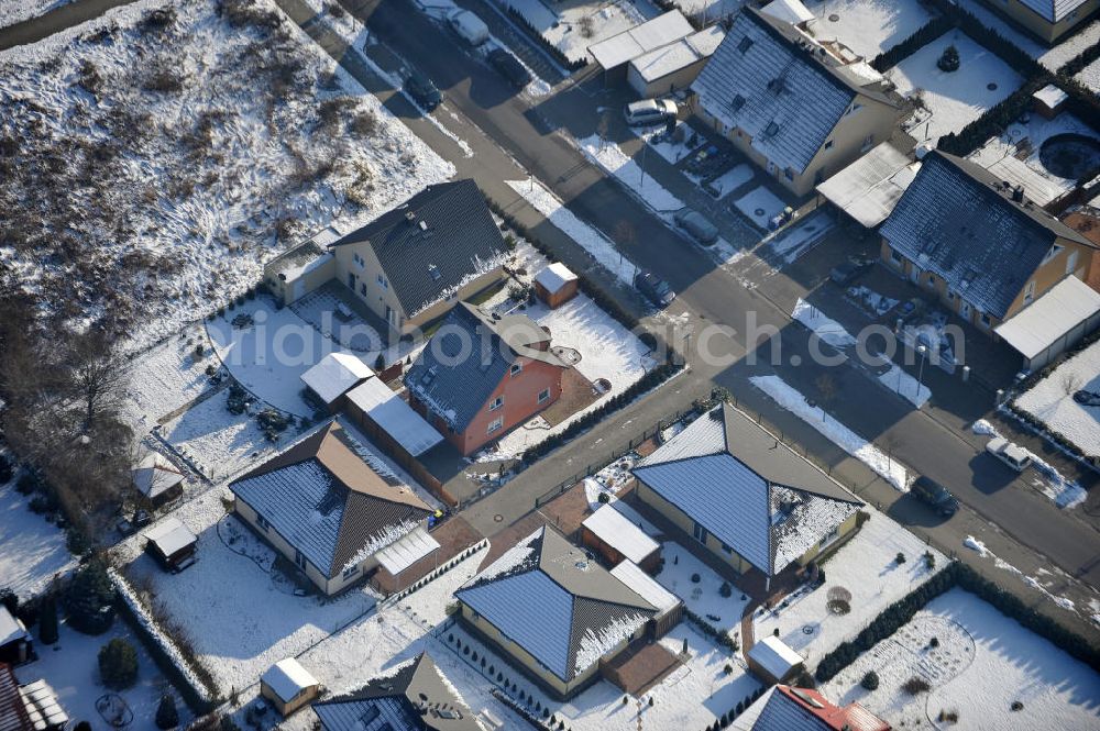 Magdeburg from the bird's eye view: Blick auf das winterlich verschneite Einfamilien- Wohnneubaugebiet Am Birnengarten in Magdeburg-Ottersleben, mit Erweiterungsflächen und verschiedenen Baustellen.