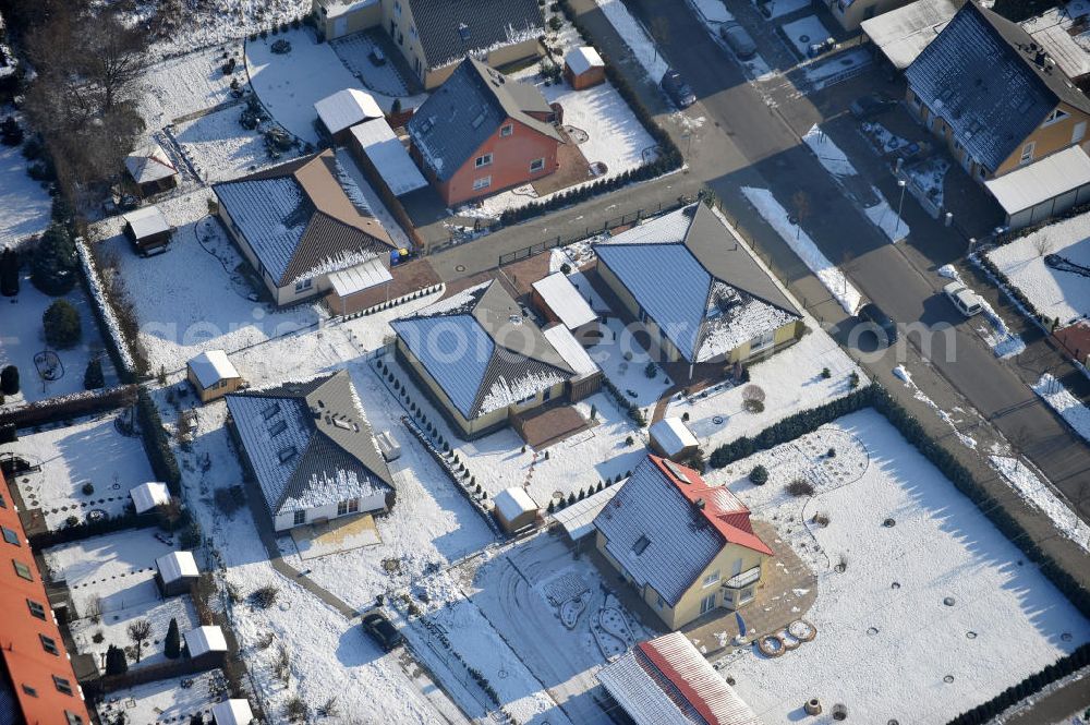 Aerial image Magdeburg - Blick auf das winterlich verschneite Einfamilien- Wohnneubaugebiet Am Birnengarten in Magdeburg-Ottersleben, mit Erweiterungsflächen und verschiedenen Baustellen.