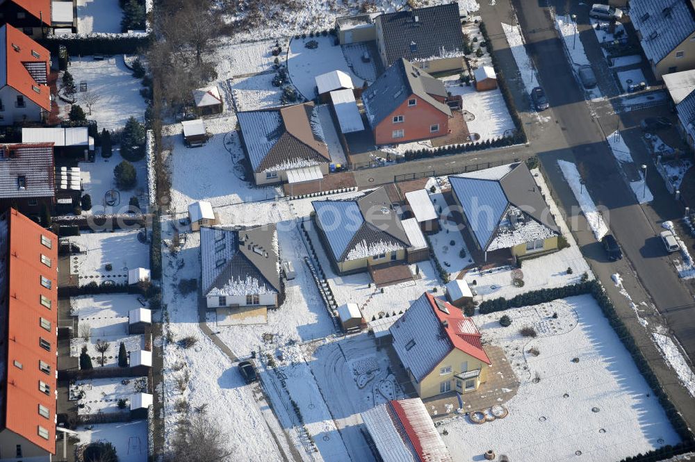 Aerial photograph Magdeburg - Blick auf das winterlich verschneite Einfamilien- Wohnneubaugebiet Am Birnengarten in Magdeburg-Ottersleben, mit Erweiterungsflächen und verschiedenen Baustellen.