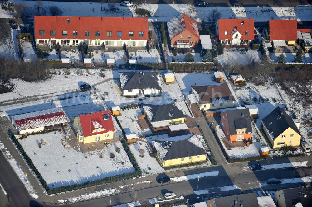 Magdeburg from above - Blick auf das winterlich verschneite Einfamilien- Wohnneubaugebiet Am Birnengarten in Magdeburg-Ottersleben, mit Erweiterungsflächen und verschiedenen Baustellen.