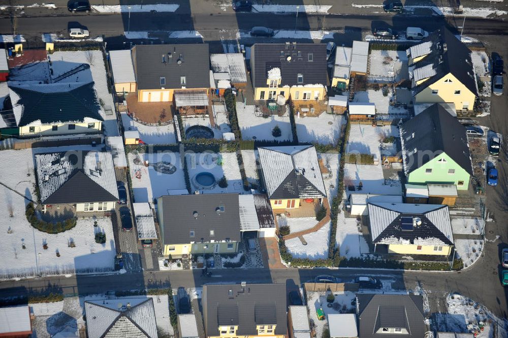 Magdeburg from the bird's eye view: Blick auf das winterlich verschneite Einfamilien- Wohnneubaugebiet Am Birnengarten in Magdeburg-Ottersleben, mit Erweiterungsflächen und verschiedenen Baustellen.