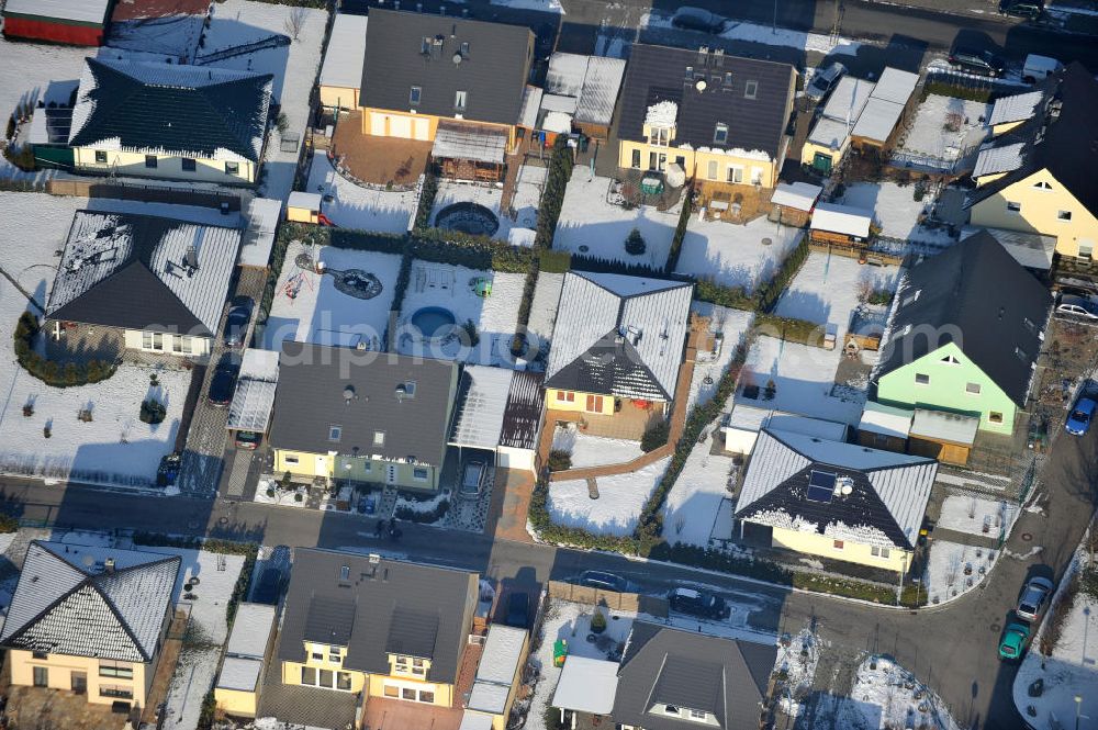 Aerial image Magdeburg - Blick auf das winterlich verschneite Einfamilien- Wohnneubaugebiet Am Birnengarten in Magdeburg-Ottersleben, mit Erweiterungsflächen und verschiedenen Baustellen.