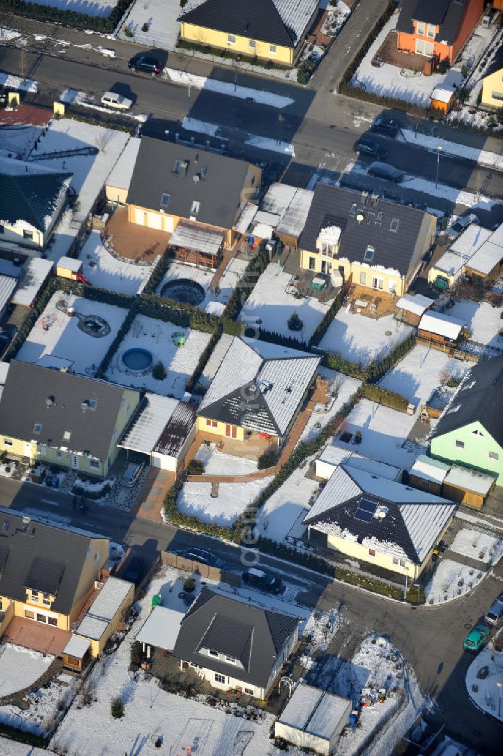 Aerial photograph Magdeburg - Blick auf das winterlich verschneite Einfamilien- Wohnneubaugebiet Am Birnengarten in Magdeburg-Ottersleben, mit Erweiterungsflächen und verschiedenen Baustellen.