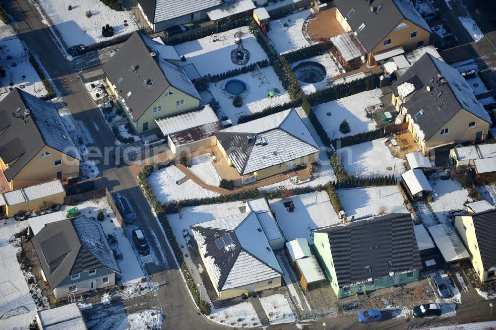 Magdeburg from above - Blick auf das winterlich verschneite Einfamilien- Wohnneubaugebiet Am Birnengarten in Magdeburg-Ottersleben, mit Erweiterungsflächen und verschiedenen Baustellen.