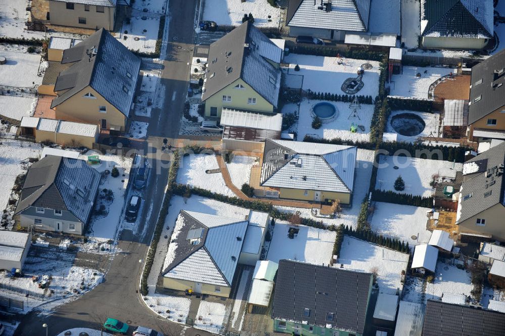 Magdeburg from the bird's eye view: Blick auf das winterlich verschneite Einfamilien- Wohnneubaugebiet Am Birnengarten in Magdeburg-Ottersleben, mit Erweiterungsflächen und verschiedenen Baustellen.