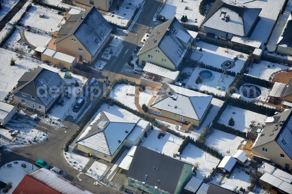 Aerial image Magdeburg - Blick auf das winterlich verschneite Einfamilien- Wohnneubaugebiet Am Birnengarten in Magdeburg-Ottersleben, mit Erweiterungsflächen und verschiedenen Baustellen.