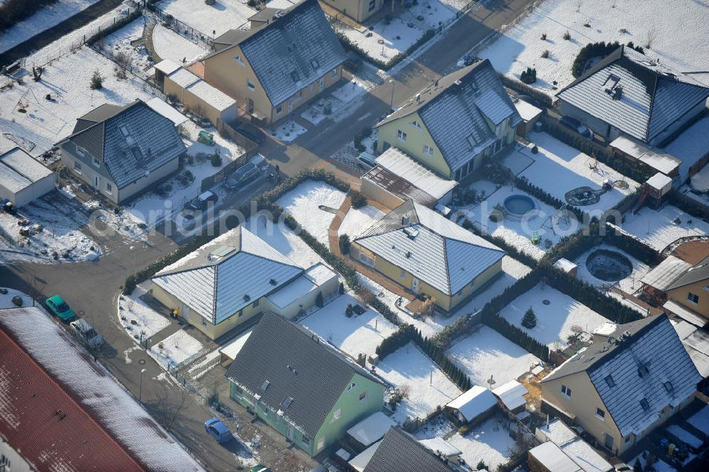 Aerial photograph Magdeburg - Blick auf das winterlich verschneite Einfamilien- Wohnneubaugebiet Am Birnengarten in Magdeburg-Ottersleben, mit Erweiterungsflächen und verschiedenen Baustellen.