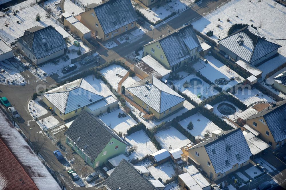 Magdeburg from above - Blick auf das winterlich verschneite Einfamilien- Wohnneubaugebiet Am Birnengarten in Magdeburg-Ottersleben, mit Erweiterungsflächen und verschiedenen Baustellen.