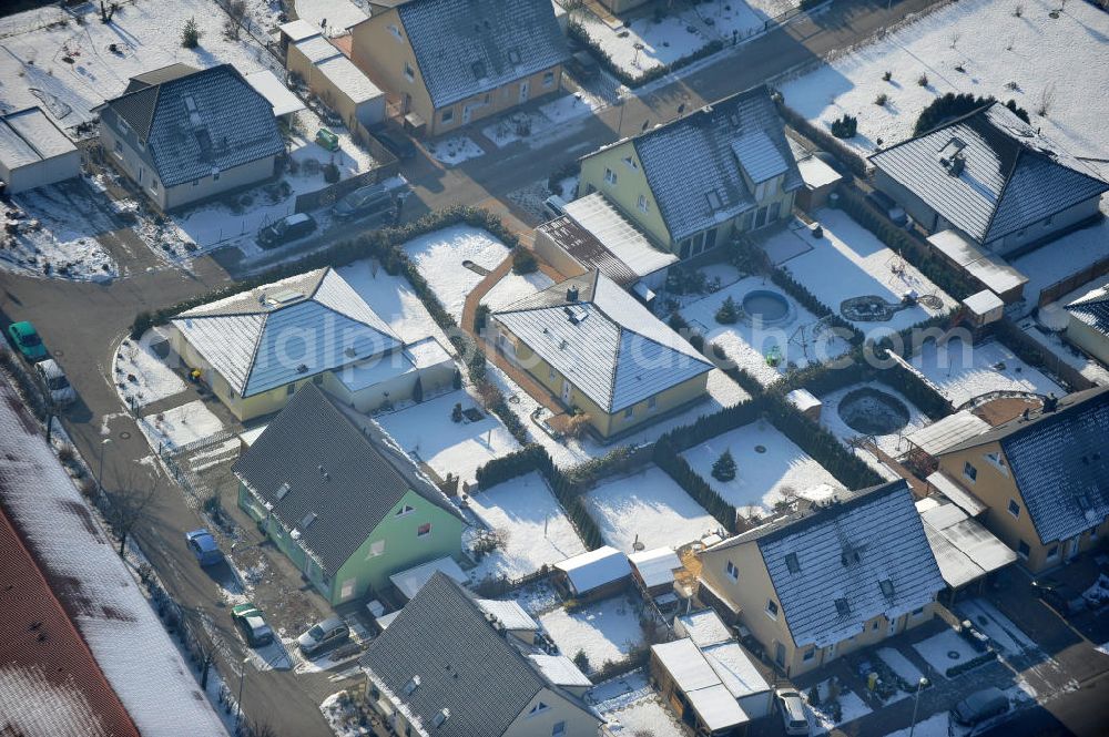 Magdeburg from the bird's eye view: Blick auf das winterlich verschneite Einfamilien- Wohnneubaugebiet Am Birnengarten in Magdeburg-Ottersleben, mit Erweiterungsflächen und verschiedenen Baustellen.