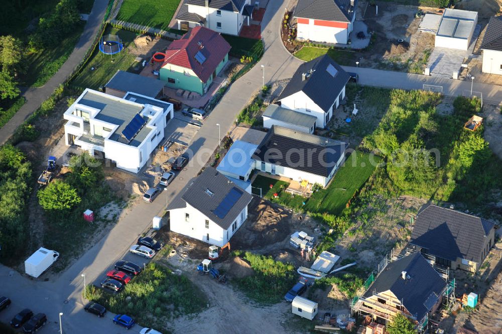 Magdeburg Ottersleben from the bird's eye view: Blick auf das Einfamilien- Wohnneubaugebiet Am Birnengarten in Magdeburg-Ottersleben, mit Planfläche, auf der weitere Einfamilienhäuser entstehen. Kontakt: MAWOG Grundstücks GmbH, Am Birnengarten 19 c, 39116 Magdeburg,