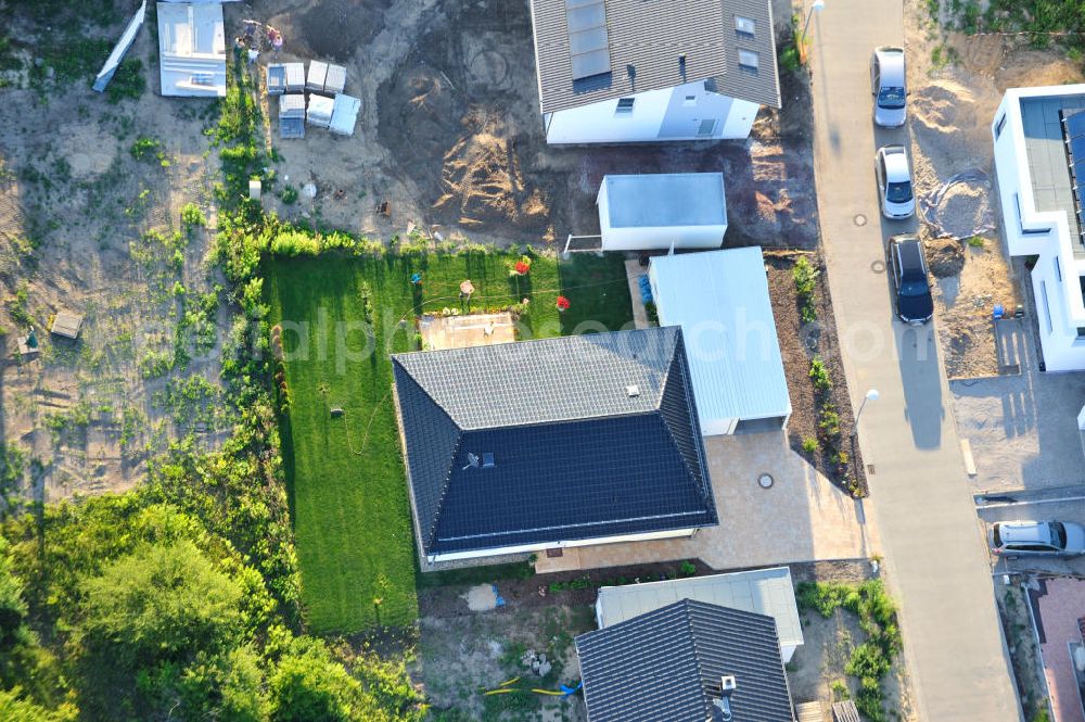 Magdeburg Ottersleben from the bird's eye view: Blick auf das Einfamilien- Wohnneubaugebiet Am Birnengarten in Magdeburg-Ottersleben, mit Planfläche, auf der weitere Einfamilienhäuser entstehen. Kontakt: MAWOG Grundstücks GmbH, Am Birnengarten 19 c, 39116 Magdeburg,