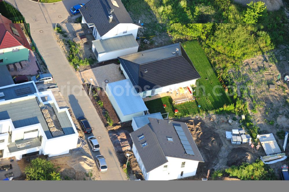 Aerial photograph Magdeburg Ottersleben - Blick auf das Einfamilien- Wohnneubaugebiet Am Birnengarten in Magdeburg-Ottersleben, mit Planfläche, auf der weitere Einfamilienhäuser entstehen. Kontakt: MAWOG Grundstücks GmbH, Am Birnengarten 19 c, 39116 Magdeburg,