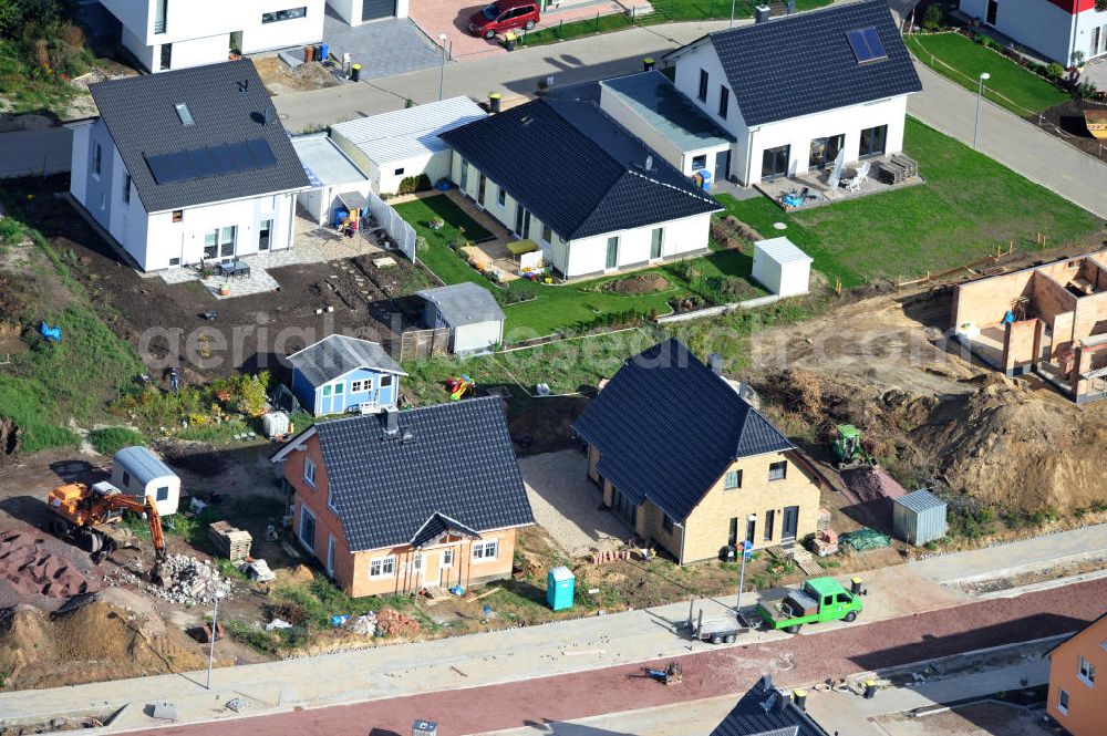 Aerial photograph Magdeburg - Blick auf das Einfamilien- Wohnneubaugebiet Am Birnengarten in Magdeburg-Ottersleben, mit Planfläche, auf der weitere Einfamilienhäuser entstehen. Kontakt: MAWOG Grundstücks GmbH