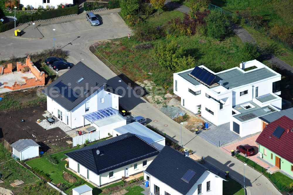 Aerial photograph Magdeburg - Blick auf das Einfamilien- Wohnneubaugebiet Am Birnengarten in Magdeburg-Ottersleben, mit Planfläche, auf der weitere Einfamilienhäuser entstehen. Kontakt: MAWOG Grundstücks GmbH