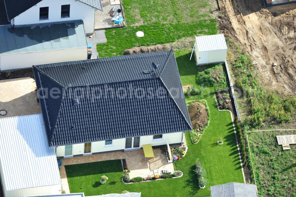 Aerial photograph Magdeburg - Blick auf das Einfamilien- Wohnneubaugebiet Am Birnengarten in Magdeburg-Ottersleben, mit Planfläche, auf der weitere Einfamilienhäuser entstehen. Kontakt: MAWOG Grundstücks GmbH