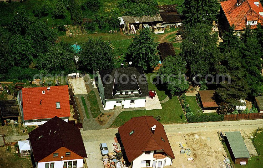 Mahlow from the bird's eye view: Einfamilienhaus von Herrn Peter Wartig / Albatros-Flug GmbH an der Bahnhofsstraße in Mahlow / Brandenburg.