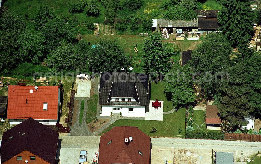 Aerial image Mahlow - Einfamilienhaus von Herrn Peter Wartig / Albatros-Flug GmbH an der Bahnhofsstraße in Mahlow / Brandenburg.