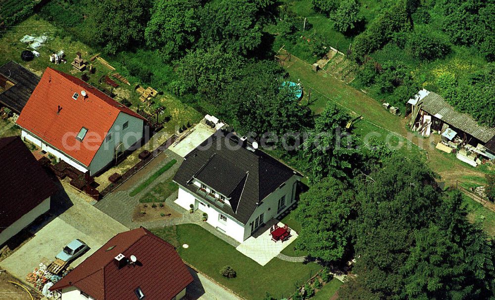 Mahlow from above - Einfamilienhaus von Herrn Peter Wartig / Albatros-Flug GmbH an der Bahnhofsstraße in Mahlow / Brandenburg.