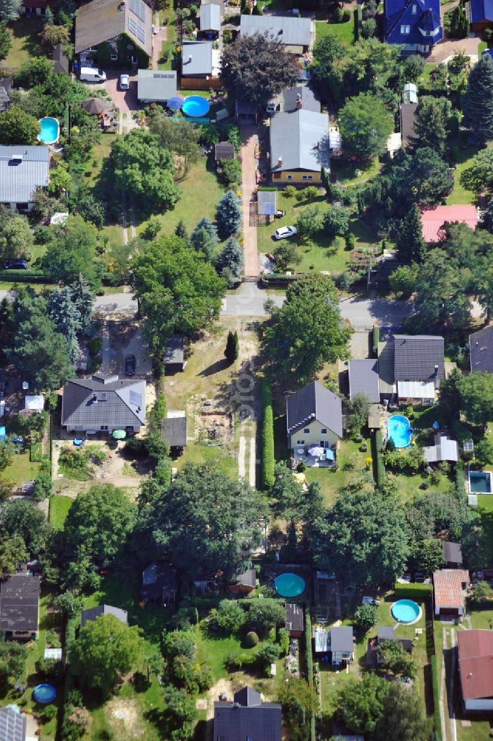 Vogelsdorf from the bird's eye view: Single-family and small residential garden Fredersdorf Bird village in Brandenburg