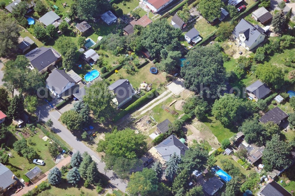 Vogelsdorf from the bird's eye view: Single-family and small residential garden Fredersdorf Bird village in Brandenburg