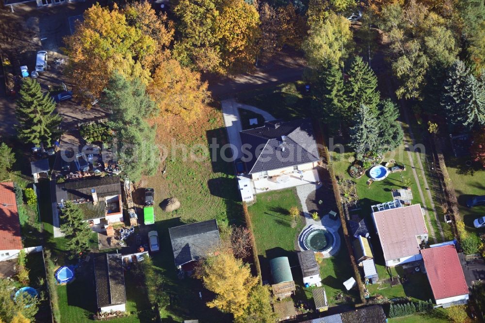 Vogelsdorf from the bird's eye view: Single-family and small residential garden Fredersdorf Bird village in Brandenburg