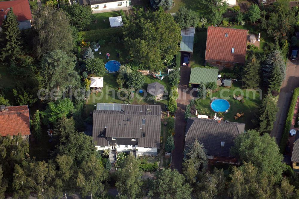 Berlin from the bird's eye view: Blick auf ein Einfamilienhaus in der Hamburger Straße. Diese befindet sich in dem Ortsteil Mahlsdorf-Nord des Bezirkes Marzahn-Hellersdorf.