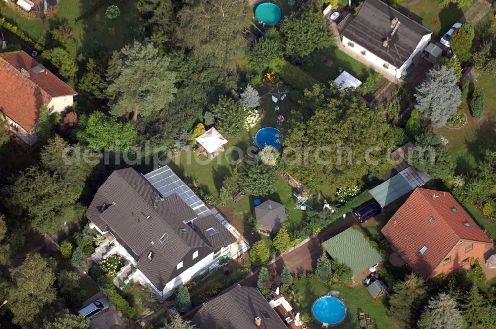 Aerial image Berlin - Blick auf ein Einfamilienhaus in der Hamburger Straße. Diese befindet sich in dem Ortsteil Mahlsdorf-Nord des Bezirkes Marzahn-Hellersdorf.