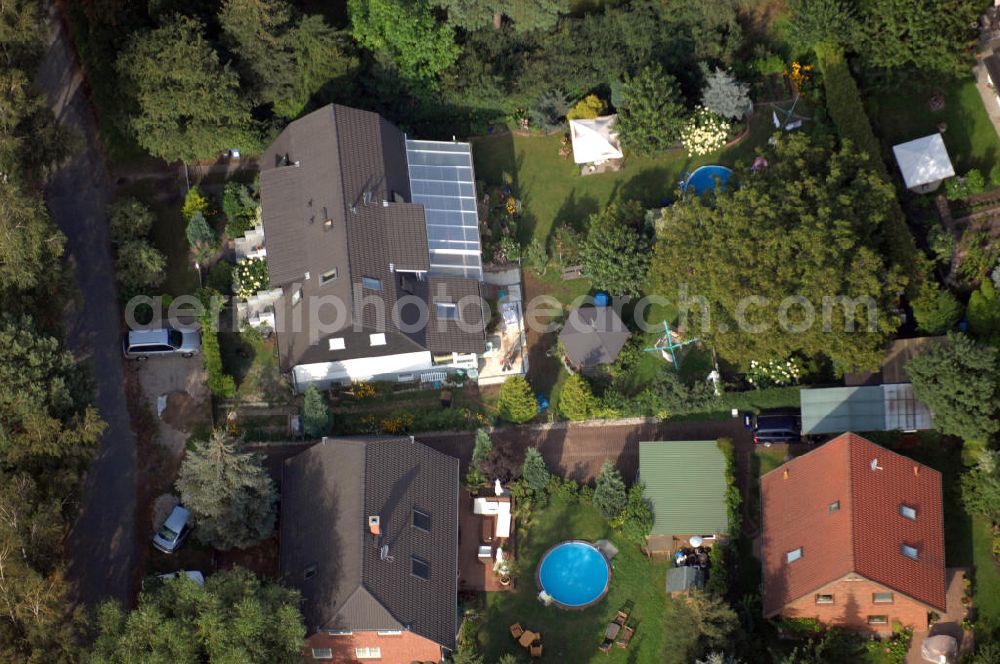 Aerial photograph Berlin - Blick auf ein Einfamilienhaus in der Hamburger Straße. Diese befindet sich in dem Ortsteil Mahlsdorf-Nord des Bezirkes Marzahn-Hellersdorf.