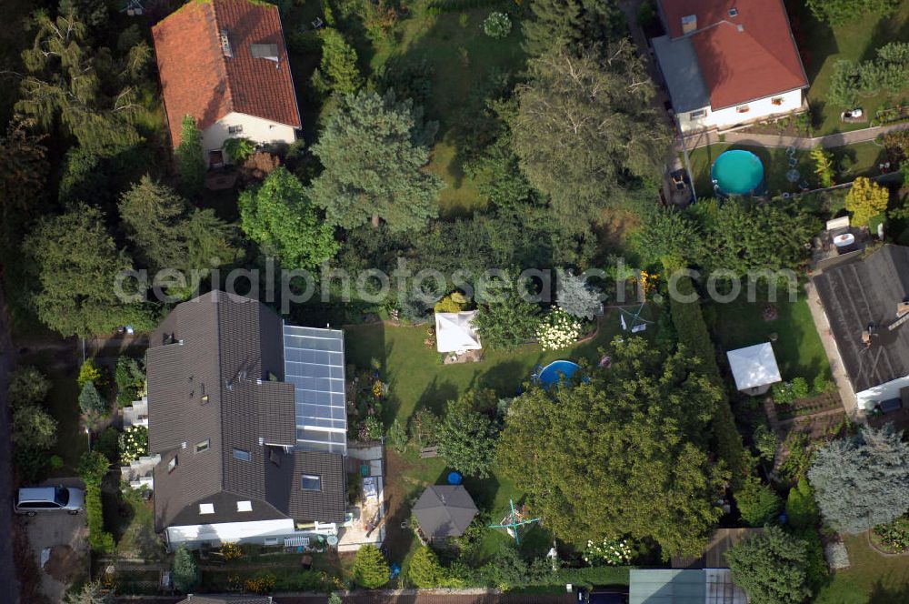 Berlin from above - Blick auf ein Einfamilienhaus in der Hamburger Straße. Diese befindet sich in dem Ortsteil Mahlsdorf-Nord des Bezirkes Marzahn-Hellersdorf.