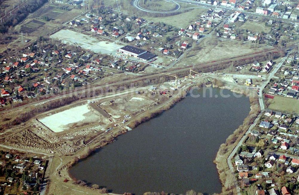 Aerial image Berlin-Biesdorf - Einfamilienhaus-Neubau am Bagger-See Biesdorf an der Bahnlinie