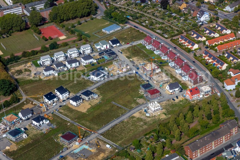 Hamm from above - Construction site for the new construction of a detached house in a family house - settlement Auf dem Beisenkamp along the Eschenallee and of Johanna-Schwering-Strasse in Hamm in the state North Rhine-Westphalia, Germany