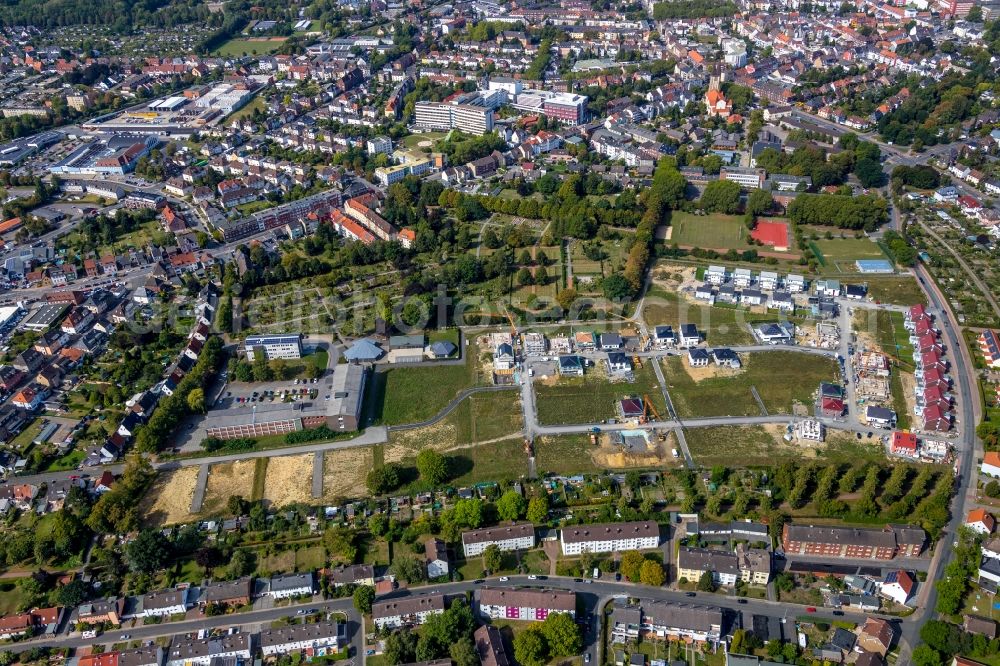 Hamm from the bird's eye view: Construction site for the new construction of a detached house in a family house - settlement Auf dem Beisenkamp along the Eschenallee and of Johanna-Schwering-Strasse in Hamm in the state North Rhine-Westphalia, Germany