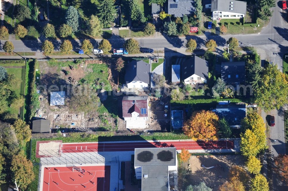 Berlin from the bird's eye view: Construction site for the new construction of a detached house in a family house - settlement along the Bergedorfer Strasse in the district Kaulsdorf in Berlin, Germany