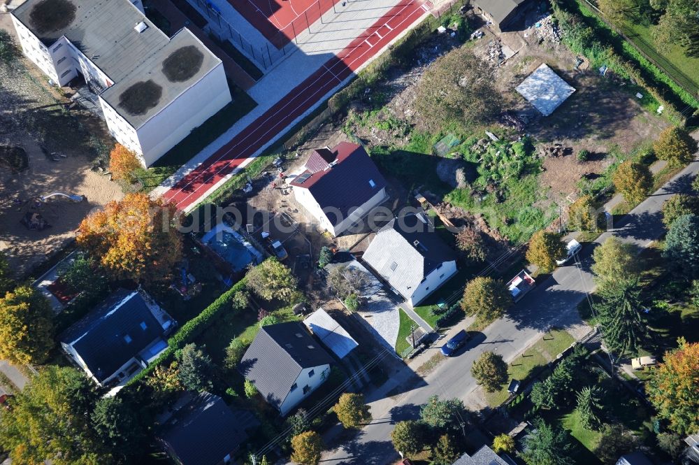 Berlin from above - Construction site for the new construction of a detached house in a family house - settlement along the Bergedorfer Strasse in the district Kaulsdorf in Berlin, Germany