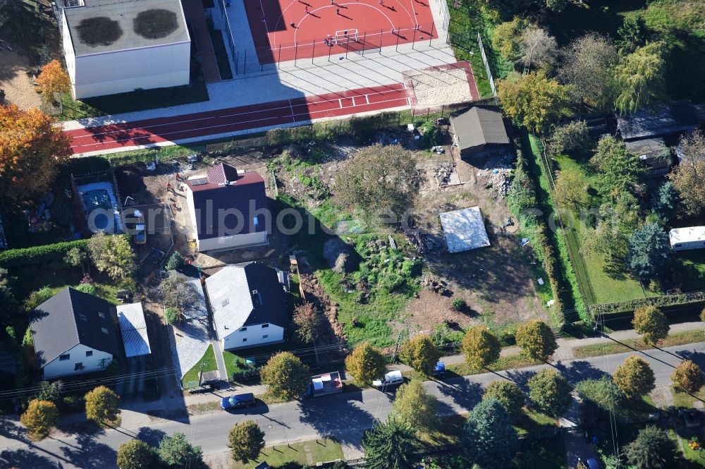 Berlin from the bird's eye view: Construction site for the new construction of a detached house in a family house - settlement along the Bergedorfer Strasse in the district Kaulsdorf in Berlin, Germany